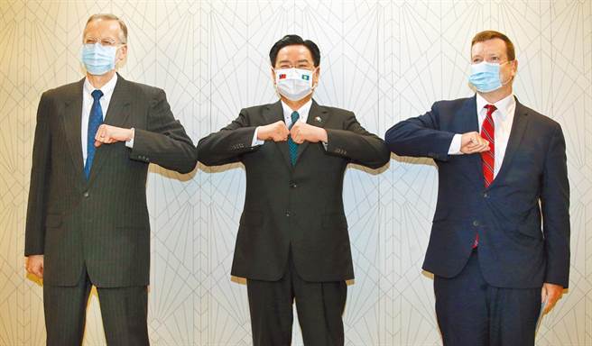 美国驻帛琉大使倪约翰（右起）、外交部长吴钊燮及美国在台协会台北办事处长郦英杰联袂发表谈话，3人对于台美帛3方促成旅游泡泡的努力及成果，表示高度肯定。（范扬光摄）