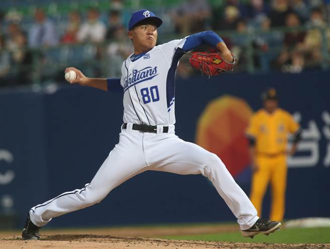 富邦悍将先发投手游霆崴5局仅失1分。（郑任南摄）