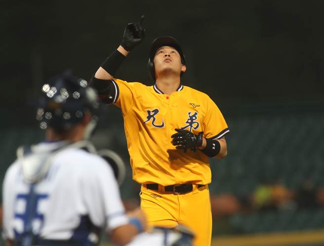 中信兄弟许基宏首局从游霆崴手中敲出阳春炮。（郑任南摄）