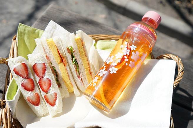 台隆手创馆HARIO樱花粉冷泡茶壶，酒瓶造型超级吸睛，壶嘴滤网设计，无须担心茶叶掉落，1000元。（台隆手创馆提供）