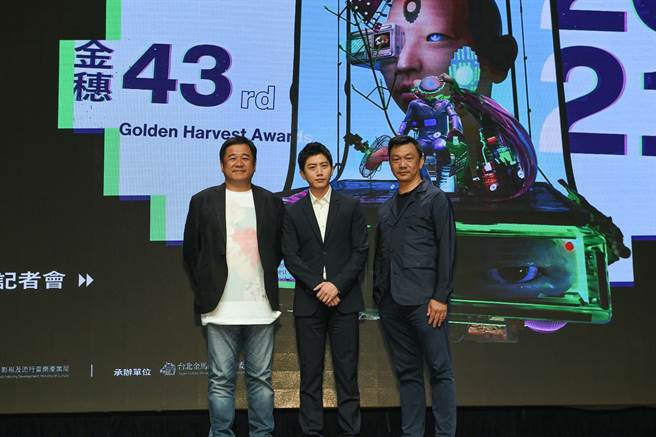 瞿友寧、莫子仪和黄信尧共同揭晓第43届金穗奖入围名单。（金马执委会提供）