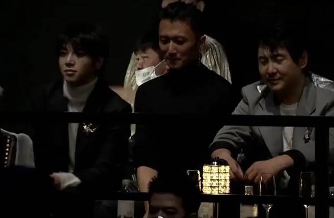 谢霆锋近日会场后，脱下羽绒衣。(取自微博)