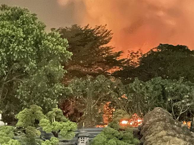 嘉义县番路乡「童年渡假村」发生大火，附近民眾拍下大量浓烟和火焰把夜空照得一片火红画面。（读者提供∕吕妍庭嘉义传真）