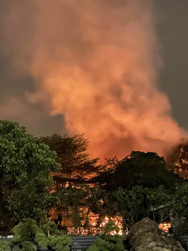 嘉义县番路乡「童年渡假村」发生大火，附近民眾拍下大量浓烟和火焰把夜空照得一片火红画面。（读者提供∕吕妍庭嘉义传真）