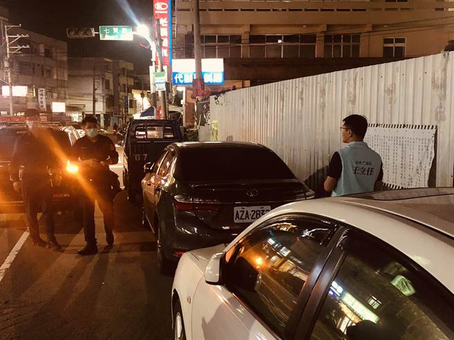 台中市沙鹿區中山路上補習班林立，下班時間路邊停滿準備接學童下課的車輛。(市議員王立任提供)