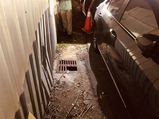 1名女童因天黑視線不明，未發現水溝蓋破洞，一腳踩空。(市議員王立任提供)