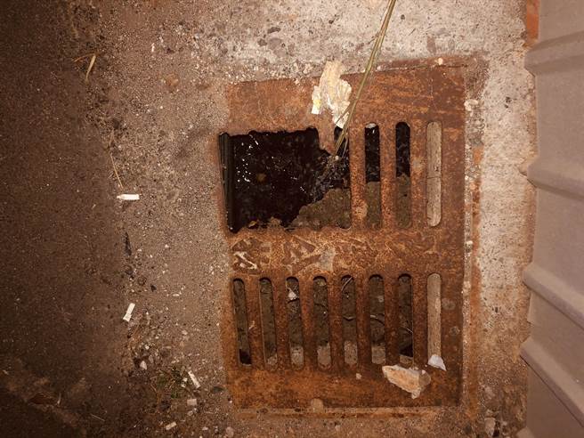 女童因天黑視線不明，未發現水溝蓋破洞，一腳踩空。(市議員王立任提供)