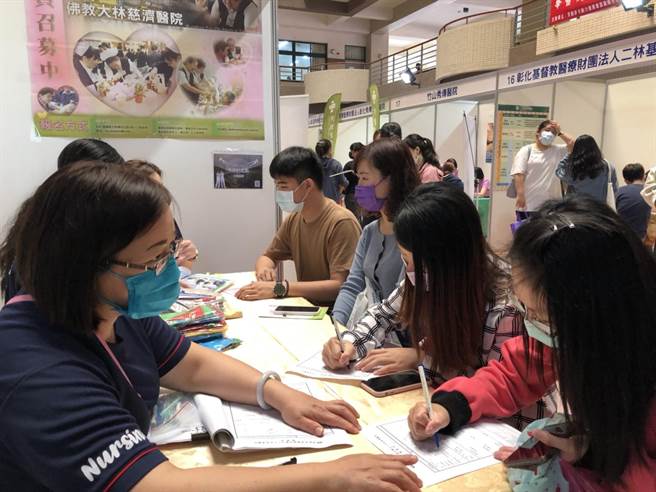 中華醫大校園徵才就業博覽會吸引許多應屆畢業生到場參加。(曹婷婷攝）