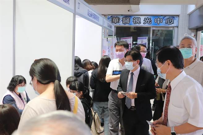 中華醫大曾信超校長(右一)、勞動部雲嘉南分署署長劉邦棟（右二）等貴賓到各徵才攤位為企業和學生加油。（曹婷婷攝）