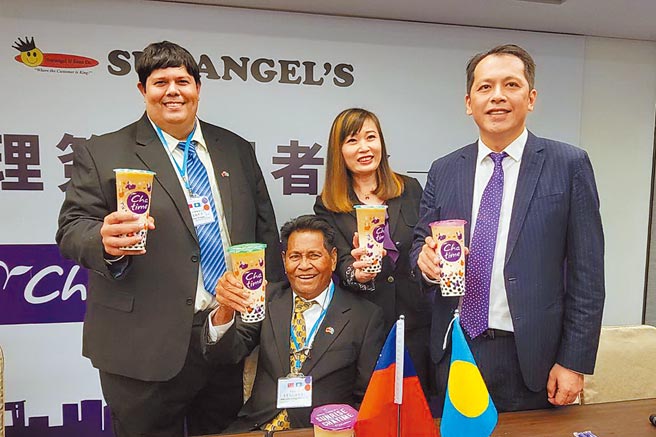 帛琉总统惠恕仁家族的Surangel & Sons Co.集团取得「日出茶太Chatime」代理权，将在帛琉开店。图为惠恕仁胞弟（左）、父亲（前排中）、六角国际董事长王耀辉（右）、共同创办人王丽玉（后排中）。（黄琮渊摄）