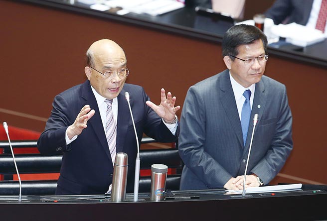 針對立委江啟臣質疑規定每2個月開1次的行政院觀光推動委員會已快3年未開會，行政院長蘇貞昌（左）答詢表示，他非常重視專案即時解決，重視部會首長，現在是「大部長」，他會檢討相關會議是否有要開的必要。右為交通部長林佳龍。（姚志平攝）