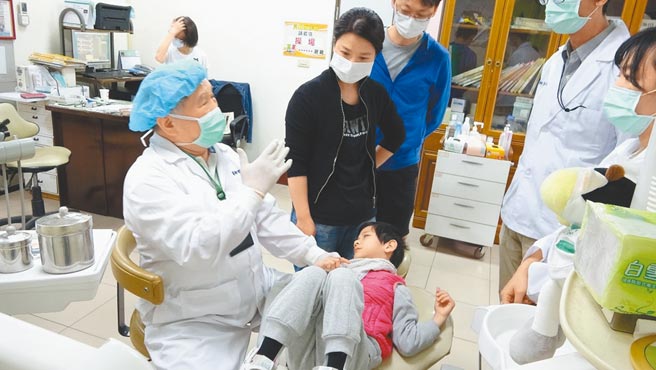 牙医施建志（左一）守护台南特教学校学生的口腔健康。（教育部提供／林志成台北传真）