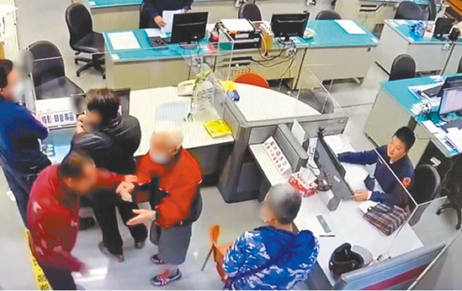 拾获百万现金，47岁的林姓计程车司机（左一）衝进派出所报案，并且婉拒谢姓失主（左二）的红包，双方一度僵持不下。（台中市第三警分局提供／冯惠宜台中传真）