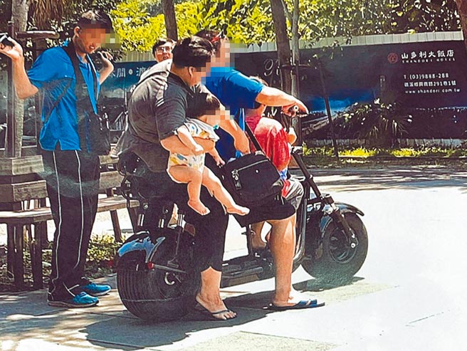 宜兰县梅花湖风景区有业者提供未具检验合格标章的电动自行车，让民眾租用，有游客甚至没戴安全帽，冬山乡公所30日向县府反映并请警方加强取缔。（冬山乡公所提供／李忠一宜兰传真）