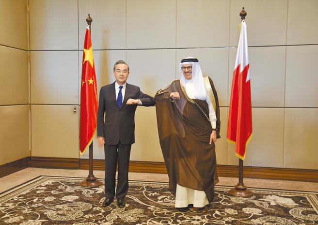 3月29日，中国国务委员兼外长王毅（左）在麦纳麦同巴林外交大臣扎耶尼举行会谈。 （新华社）