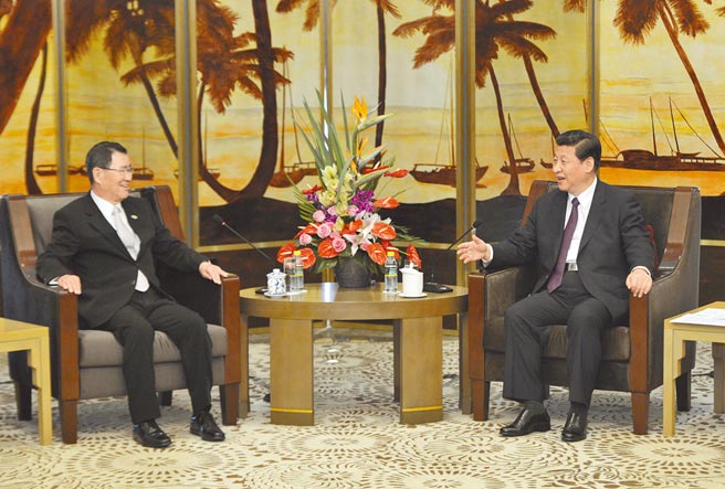 博鰲論壇是兩岸重要交流活動之一，今年因前副總統蕭萬長不克參加，兩岸難有高層次交流。圖為2013年習近平（右）在海南博鰲會見蕭萬長。（中新社）