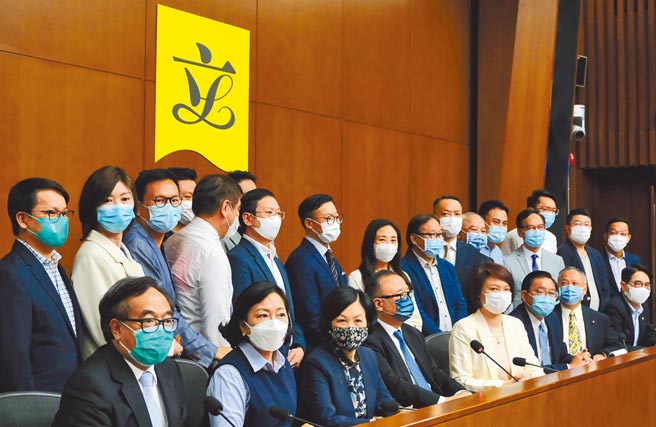 大陸人大常委會通過香港選制修改，未來建制派力量將進一步擴充。圖為香港立法會建制派議員30日發表聯合聲明，支持北京的決定。（中新社）