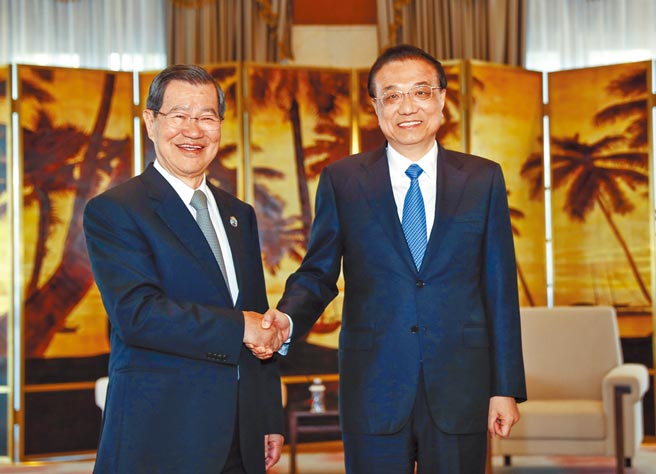 博鳌论坛是两岸重要交流活动之一，今年因前副总统萧万长不克参加，论坛的两岸元素势必相对淡化。图为2019年大陆国务院总理李克强（右）在海南博鳌会见萧万长。（中新社）