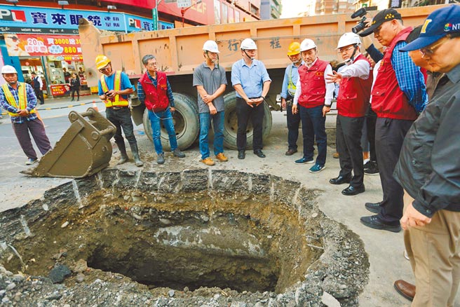 新北市頻傳自來水爆管事件，市長侯友宜30日主持道安會報，敦促台灣自來水公司檢討改善；圖為今年1月板橋區民生路、中山路口的地下自來水管破裂。（新北市交通局提供／許哲瑗新北傳真）