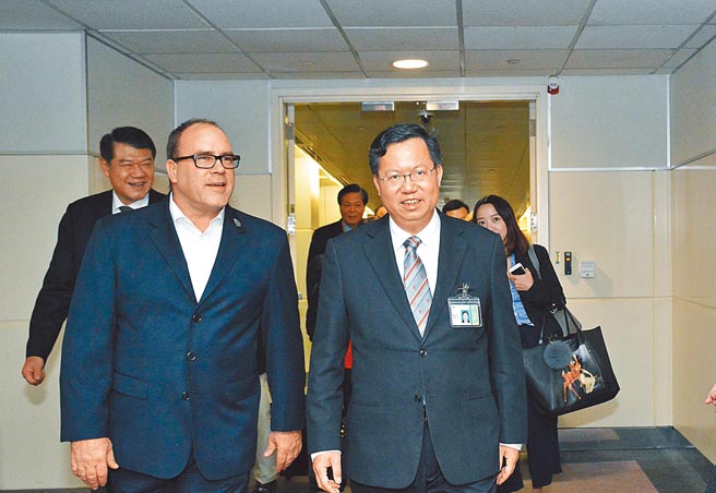 桃園市長鄭文燦（右）曾大力促成桃園─加州安大略的直航新航線，鞏固桃園國際機場交通樞紐地位。（桃園市政府祕書處提供／蔡依珍桃園傳真）