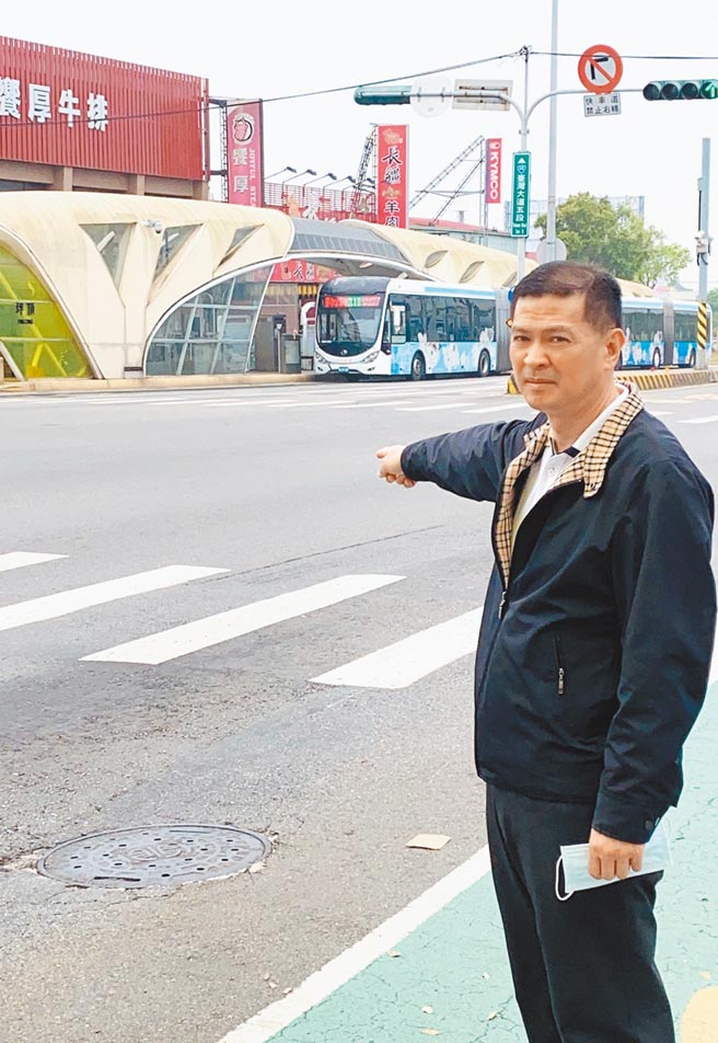 市議員林汝洲為民請命，爭取應再增設龍井「坪頂站」，以利龍井、大肚地區的市民搭乘。（陳世宗攝）