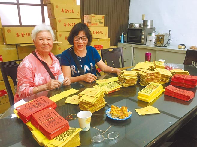 議長張清照服務處提供超過4萬份壓轎金送給信徒，目前志工已在做準備。（議長張清照服務處提供／陳淑娥台中傳真）