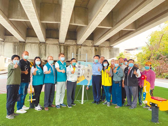 嘉義縣長翁章梁（右四）30日到嘉義縣大林鎮榮林橋下視察全縣首座老幼共融公園。（張亦惠攝）