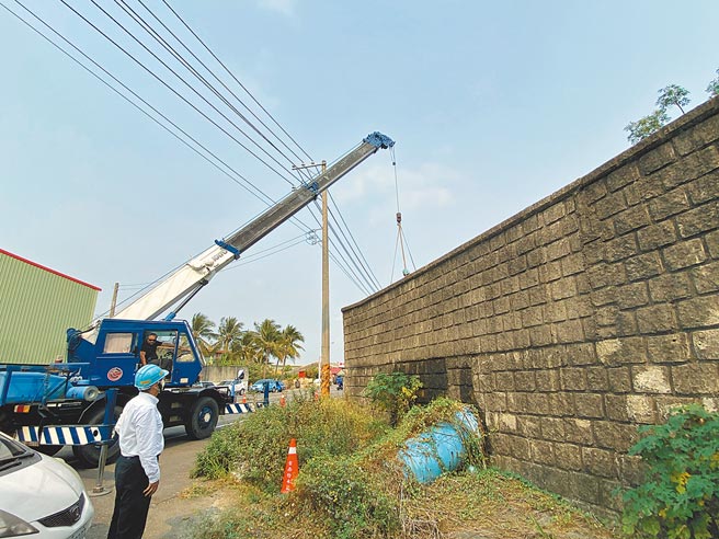 台南市仁德區中正路保安橋下一處自來水管線，連日來因排氣閥失常，造成水管噴發。（曹婷婷攝）
