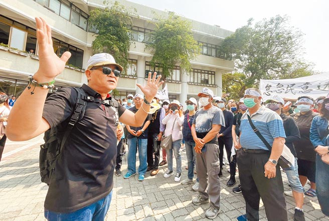 不滿南寮大街在旺季要封路施工，綠島鄉長謝賢裕（左）與近百位居民，30日到台東縣政府抗議。（莊哲權攝）
