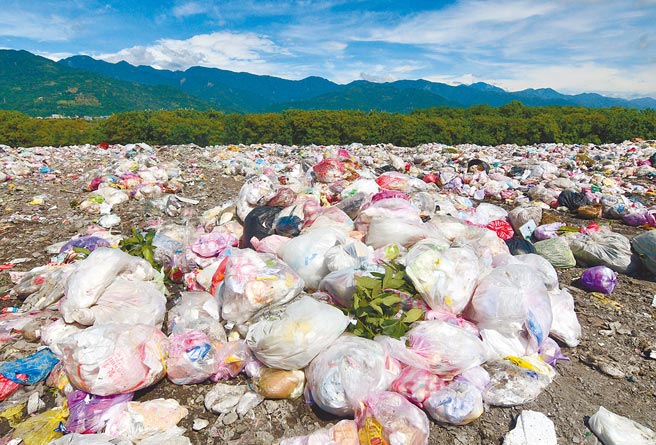 高雄市政府停止台东垃圾进场焚烧，台东县爆垃圾危机。（庄哲权摄）