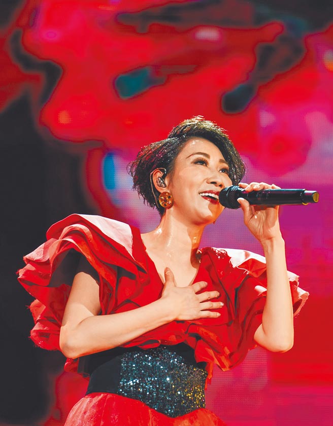 李翊君日前於高雄至德堂開唱，現場載歌載舞炒熱氣氛。（寬宏藝術提供）