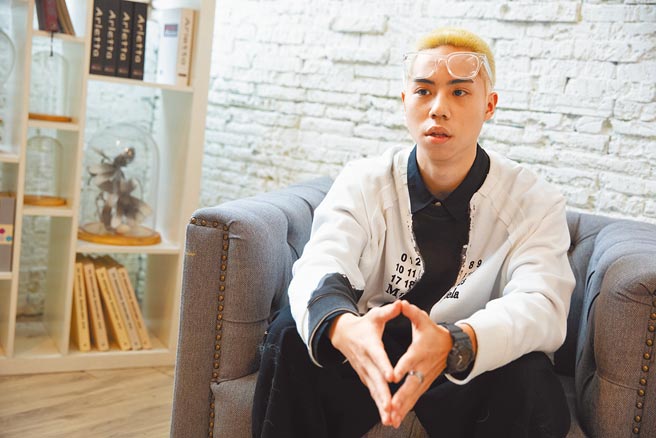 「B.T.O.D」團員肯尼昨騎摩托車摔車，發生嚴重意外。（寬寬整合行銷提供）