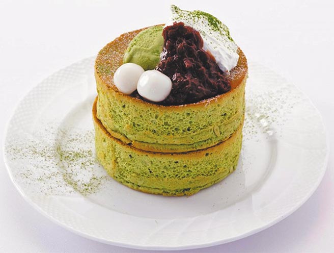 新光三越信义新天地A8星乃珈琲店季节限量新品「宇治抹茶舒芙蕾热蛋糕」，双层290元。（新光三越提供）