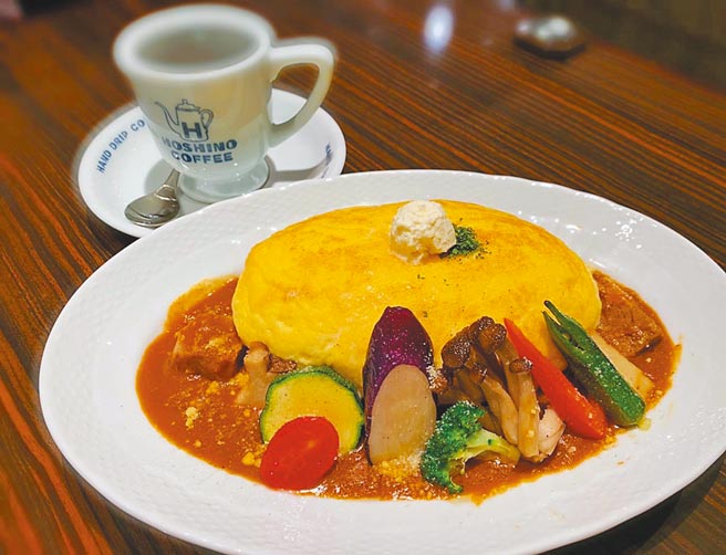 新光三越信义新天地A8星乃珈琲店人气餐点「季节什蔬欧姆牛肉咖哩」，320元。（新光三越提供）