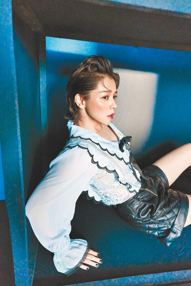 過去台灣消費者要購買Self Portrait僅能透過網路，現在有實體店面可說是一大福音。圖為徐若瑄為Self Portrait拍攝的形象照。（Tun Group提供）