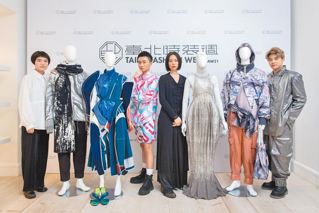 輔仁大學李怡萱（左起）與其作品「無聲的嘆息」、實踐大學陳家慶與其作品「芮氏8.0」、 輔仁大學江玟萱與其作品「懸生」、樹德科技大學侯永笙與其作品「孤空笑道」。（台北時裝周提供）