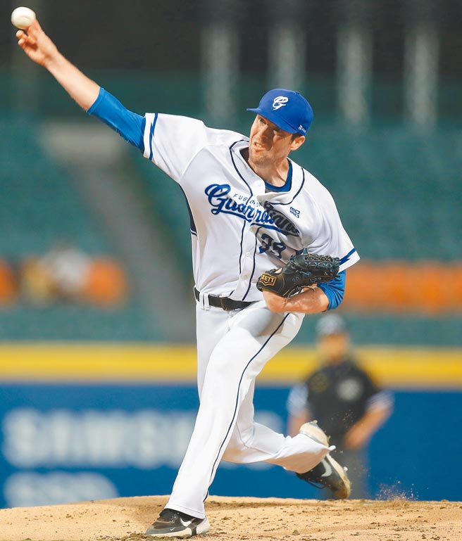 富邦悍将洋投罗力对统一狮投到9局上退场，未料接手的陈鸿文挨轰，让他承担两分责失。（季志翔摄)