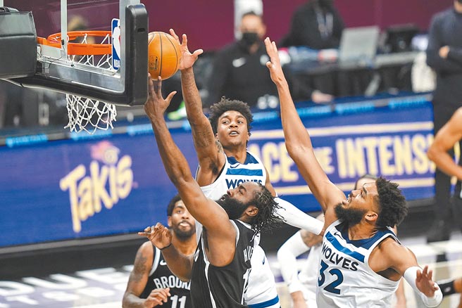 哈登（黑色球衣上篮者）缴出大三元成绩单，带领篮网成功猎捕灰狼。（美联社）