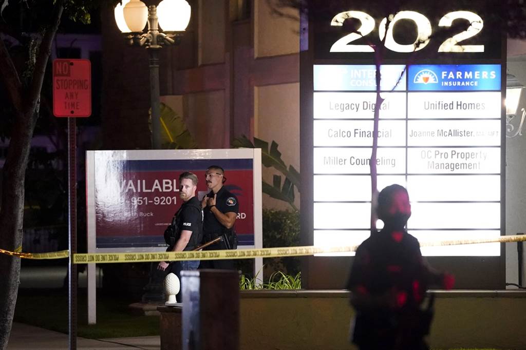 美国加州橘郡一栋办公建筑当地时间31日下午5时30分左右（约台湾时间1日上午8时30分）发生大规模枪击事件，造成多人丧命。（图／美联社）(photo:ChinaTimes)