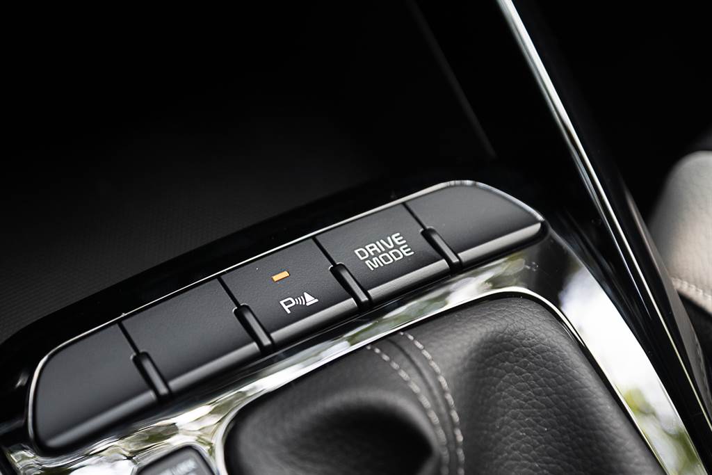 Stonic在駕馭模式上有提供三種選擇（Eco / Normal / Sport），可透過排檔桿前方的按鈕來設定。