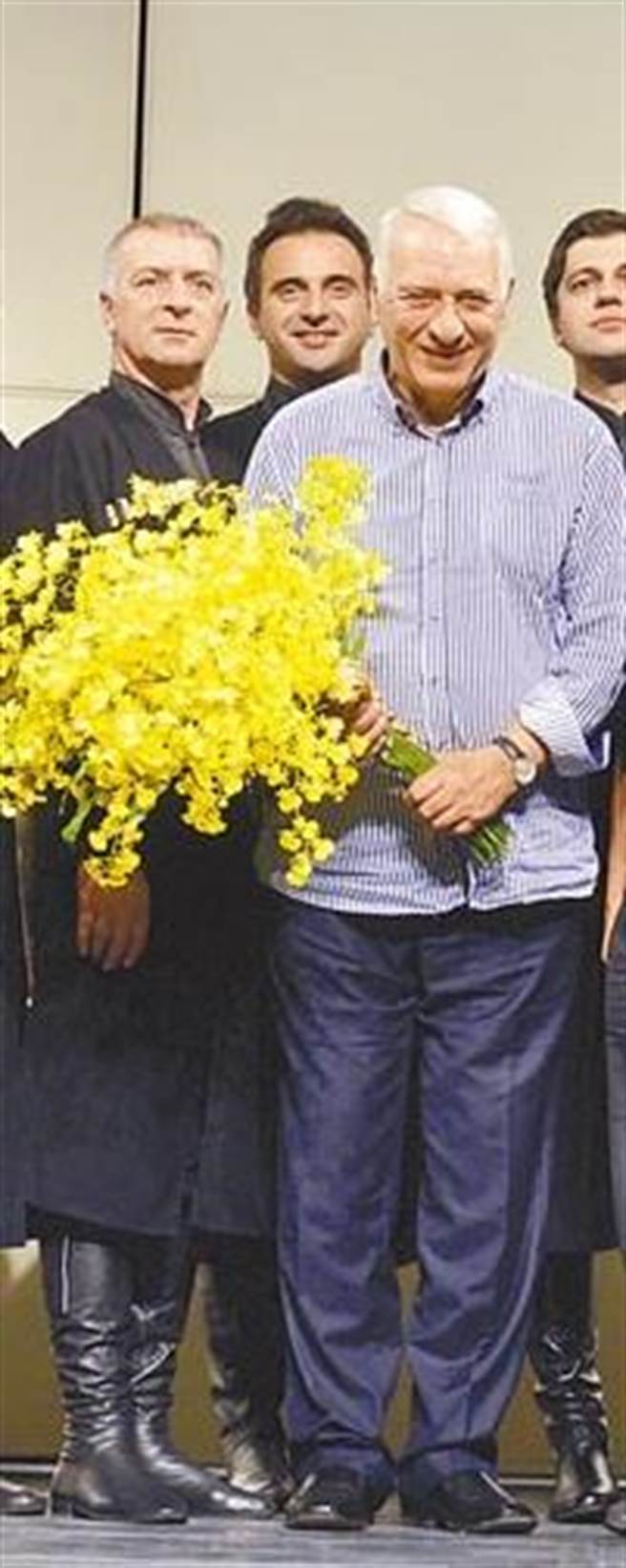 喬治亞魯斯塔維男聲合唱團創辦人艾可麥舒維利（前右）因染疫過世，享壽81歲。（本報資料照片）