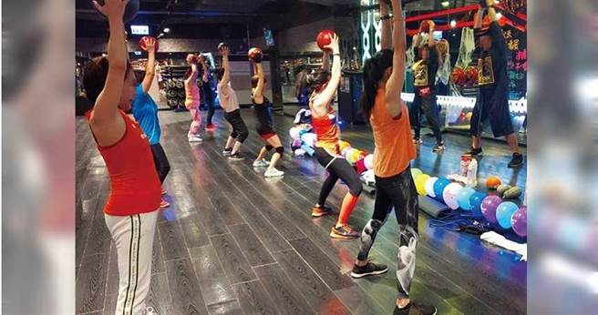 有氧运动属于负重运动的一种，有助于锻炼骨骼，提高骨质密度。（图／翻摄自World Gym脸书）