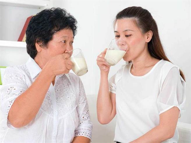 研究显示，台湾民眾普遍钙质不足，每天应多喝牛奶等乳制品，补充钙质。（图／123RF）