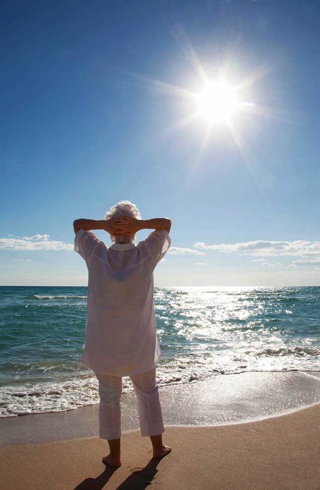 研究显示，维他命D与骨质密度有高度相关，晒太阳可以促进合成维他命D。（图／123RF）