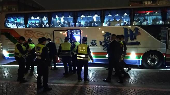 警方在万华火车站发现1部游览车，随即上前清查。（陈鸿伟翻摄）