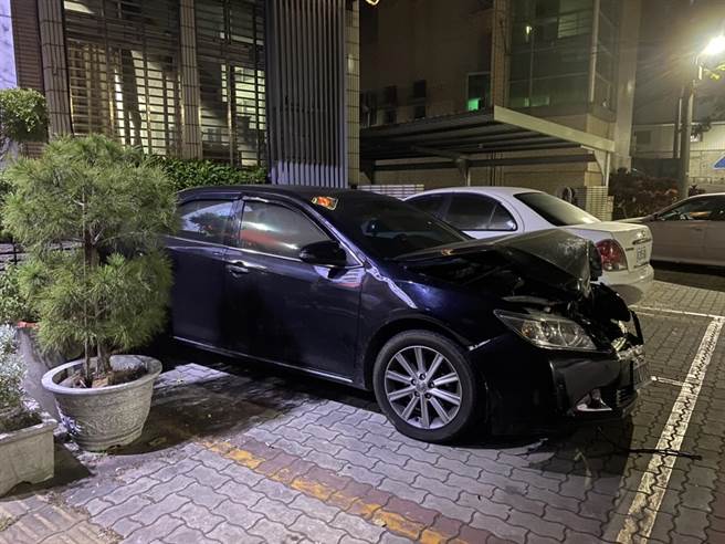 高雄市發生街頭當街擄人案。一名吳姓男子凌晨在高雄大樹區，遭到沿路開車追逐後，被十餘名不明人士擋住去路後，強押上車到一家汽車旅館內。(戴志揚翻攝)