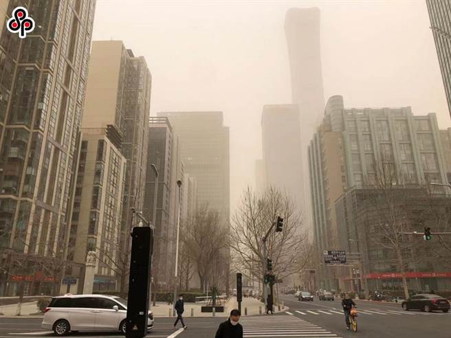 为落实房子不是用来炒的　北京首批商品住宅用地出让公告。图为3月15日沙尘暴来袭，粉尘笼罩北京市中心高楼，能见度极低。（本报资料照片／许依晨摄）