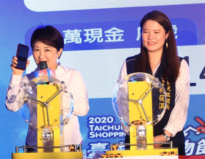 台中市长卢秀燕（左）昨日宣布新人事，原观光旅游局长林筱淇，调任市府有给职顾问，但林筱淇在脸书发文「离开台中市府的工作」，挂冠求去。（卢金足摄）