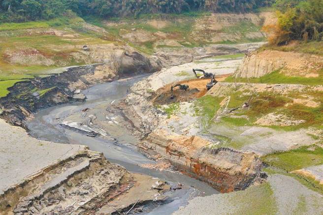 全台水情吃紧，图为苗栗县鲤鱼潭水库乾枯状况。（资料照 巫静婷摄）
