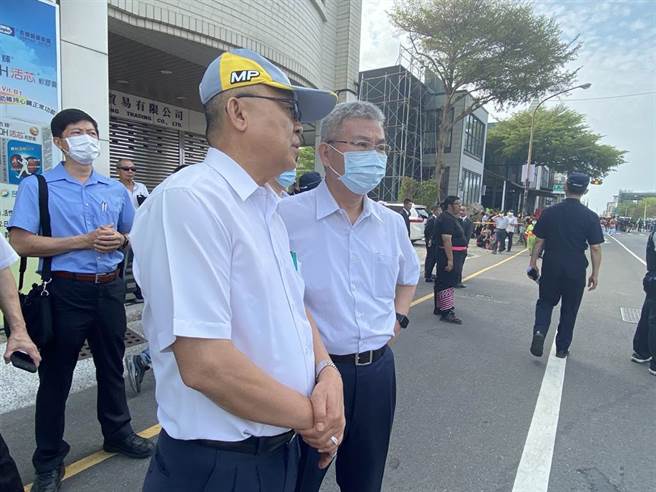 台南角头「建文」告别式，警局长方仰寧亲坐镇带回54名少年。(曹婷婷摄)